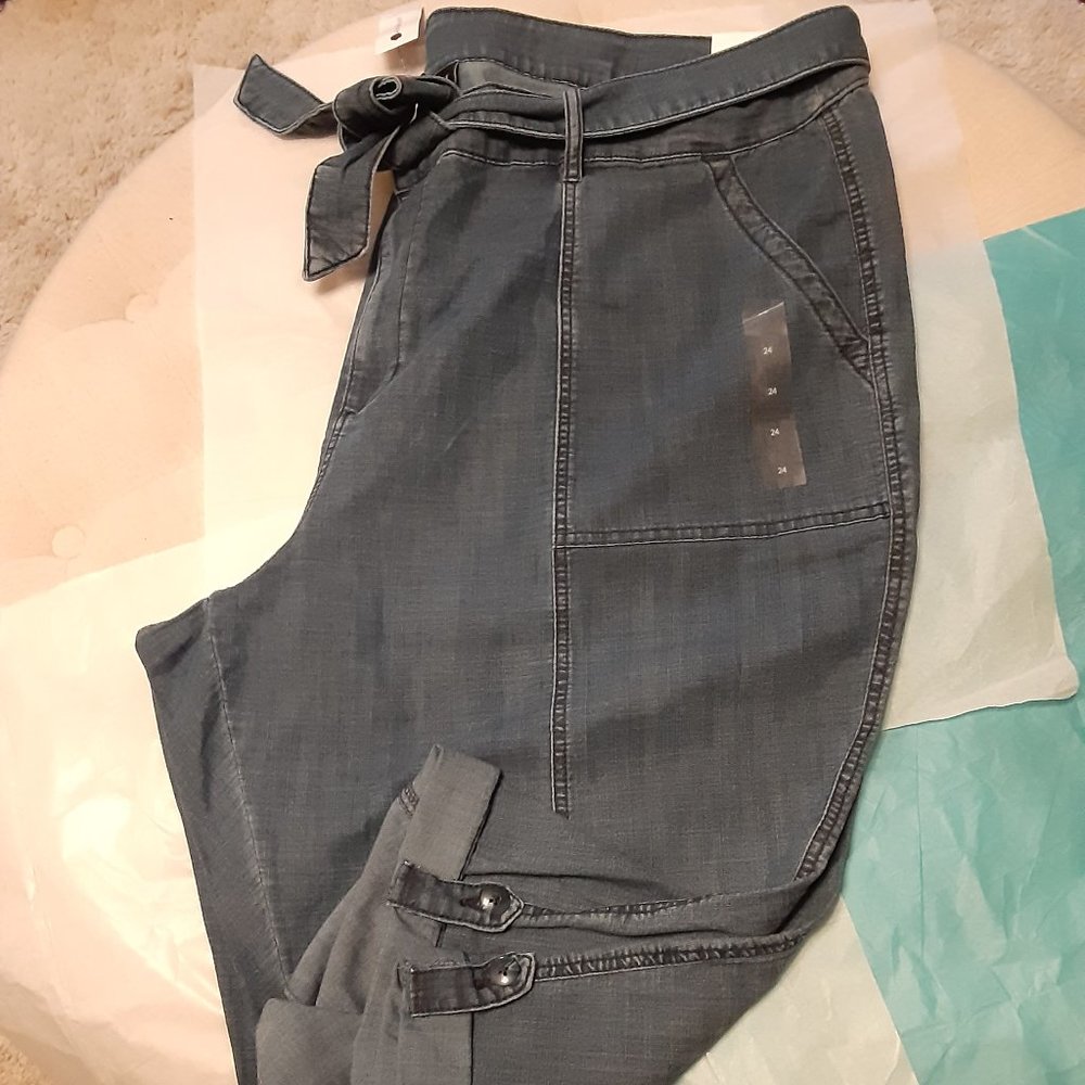 NWT Lane Bryant pedal jeans crops size 24 button